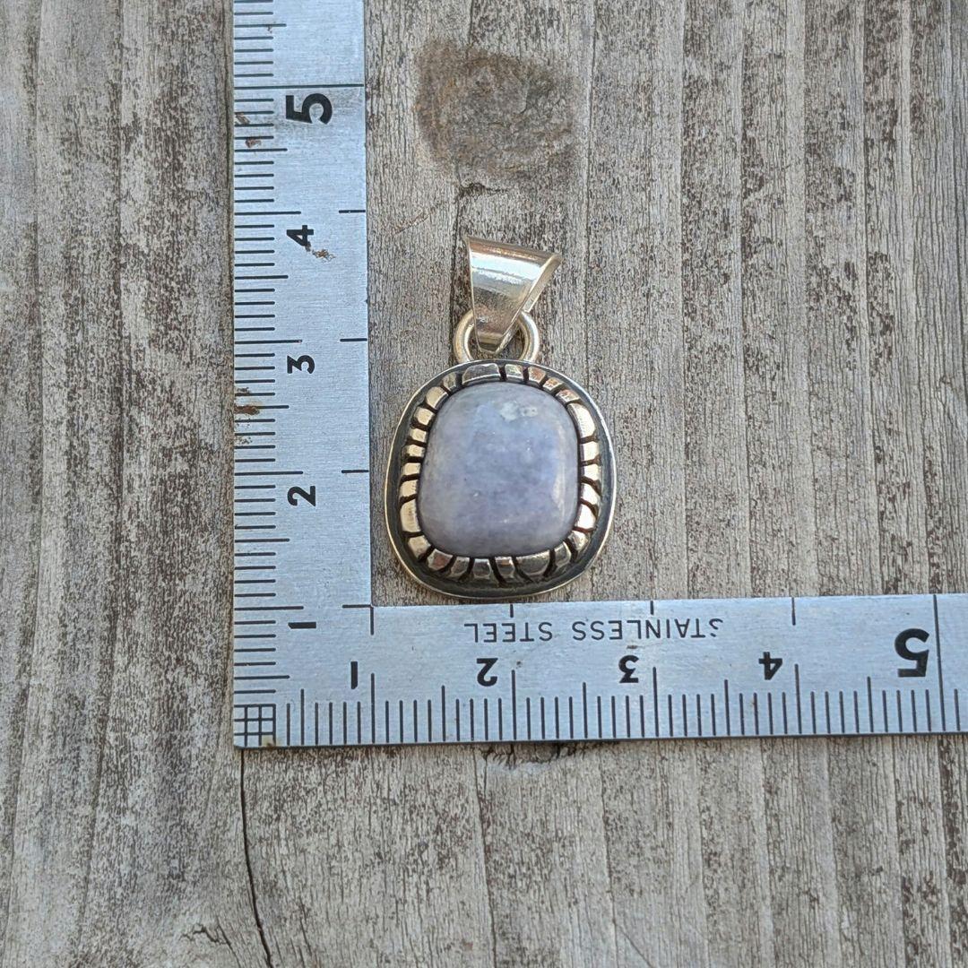 ハンドメイドの糸魚川翡翠　トップ　インディアンジュエリー風　オールハンドメイド