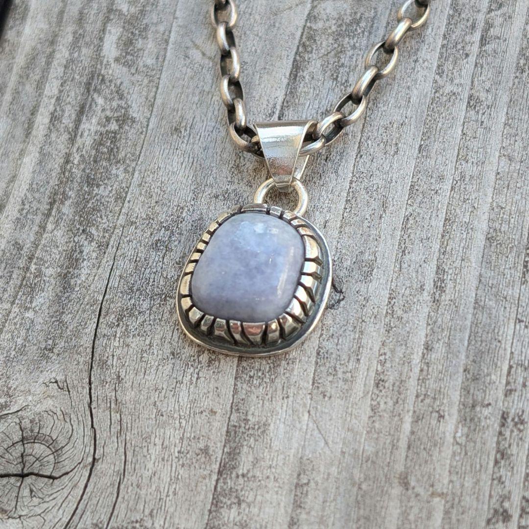 ハンドメイドの糸魚川翡翠　トップ　インディアンジュエリー風　オールハンドメイド