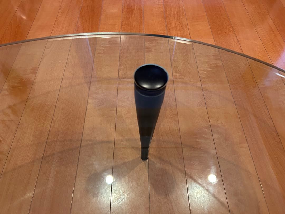 アシンメトリックガラステーブル