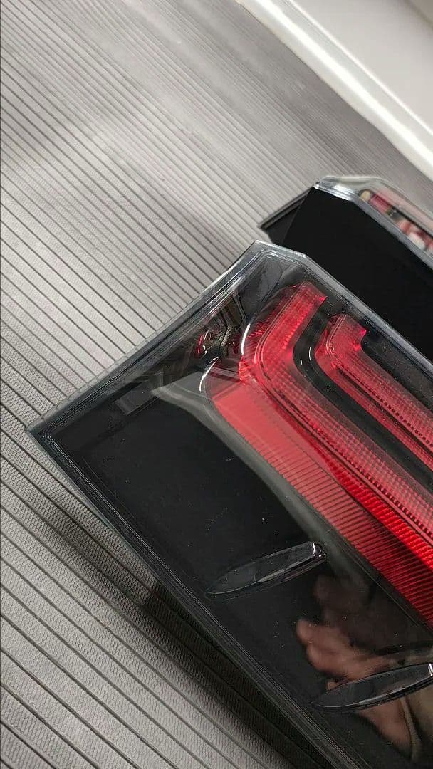 エスクァイア後期純正　テールランプ