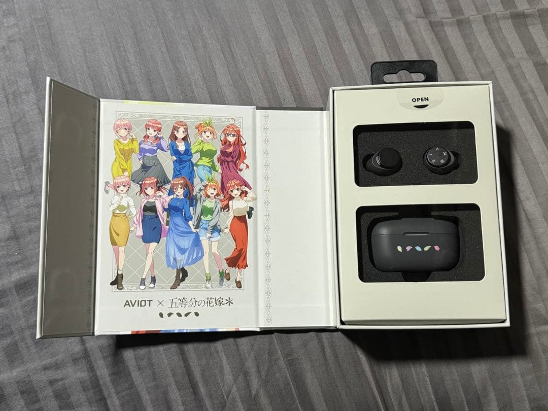 五等分の花嫁　ワイヤレスイヤホン　化粧箱・取扱説明書・充電ケーブル有　カード無