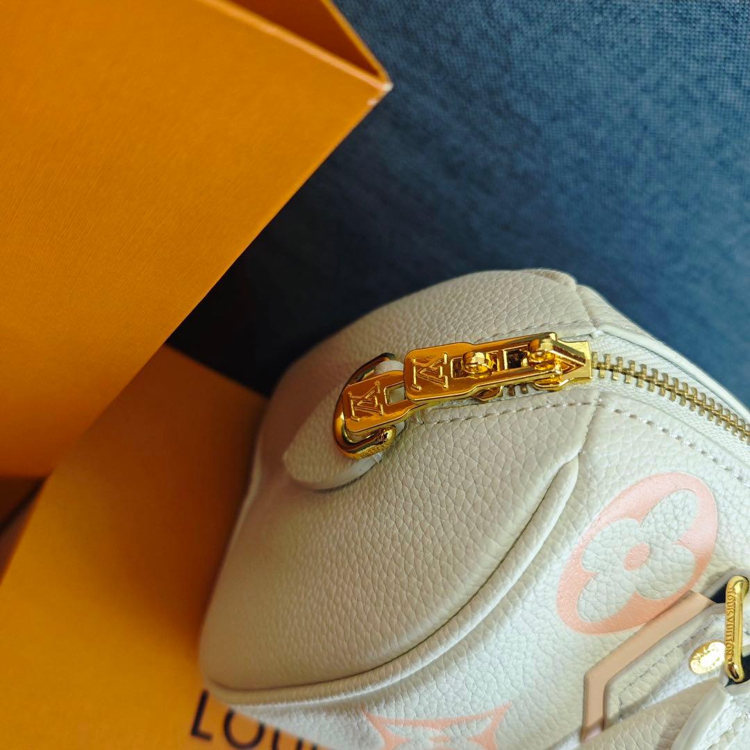 ☆専用ページ購入は1000円引きです！モノグラムショルダーバッグ