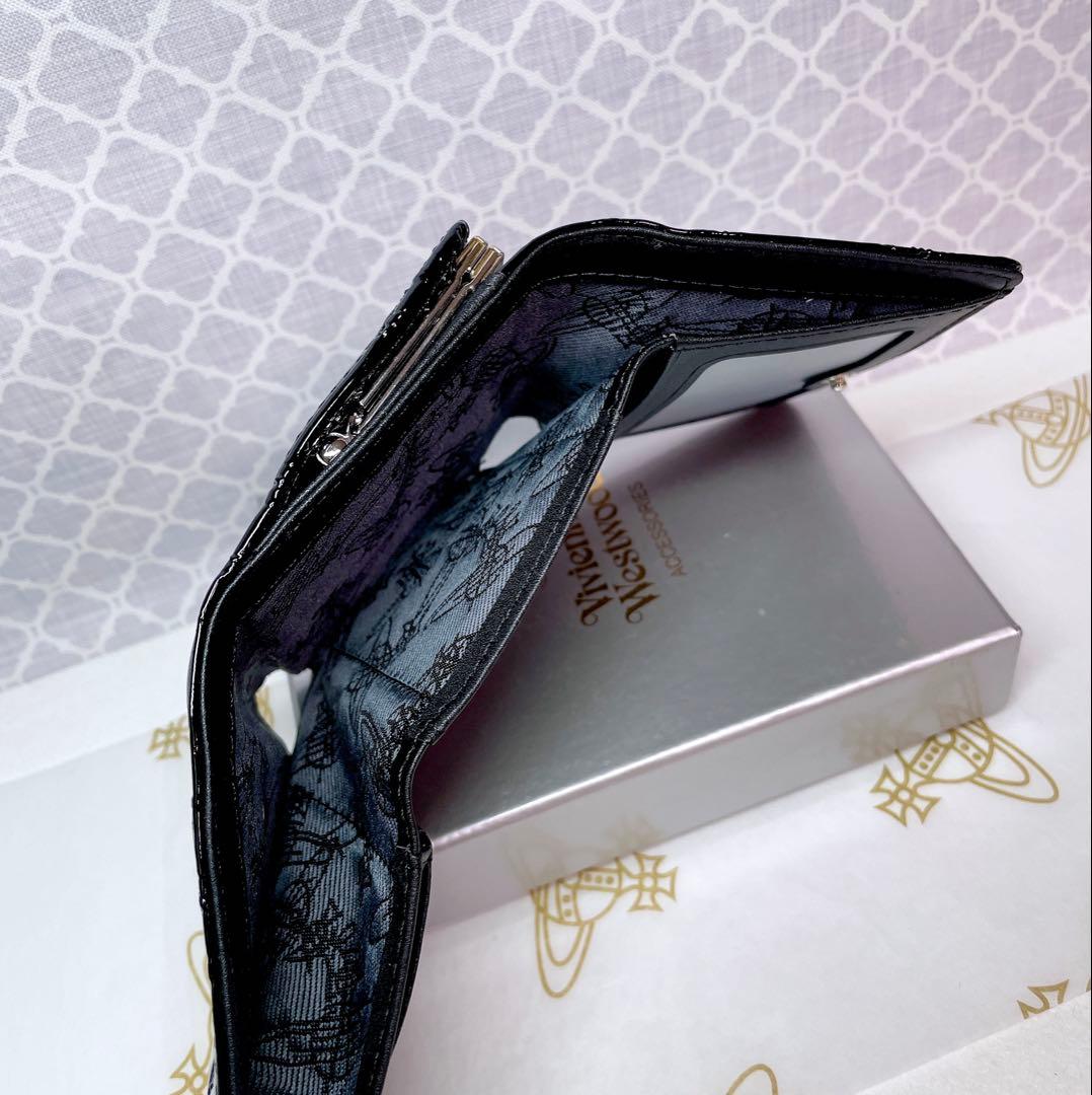 【内側に素敵な柄♡新作】Vivienne Westwood 折財布 黒エナメル