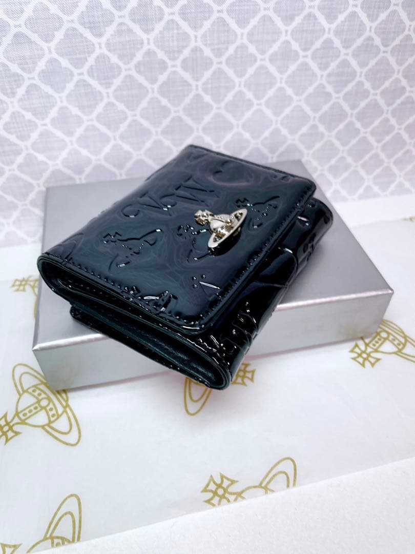 【内側に素敵な柄♡新作】Vivienne Westwood 折財布 黒エナメル