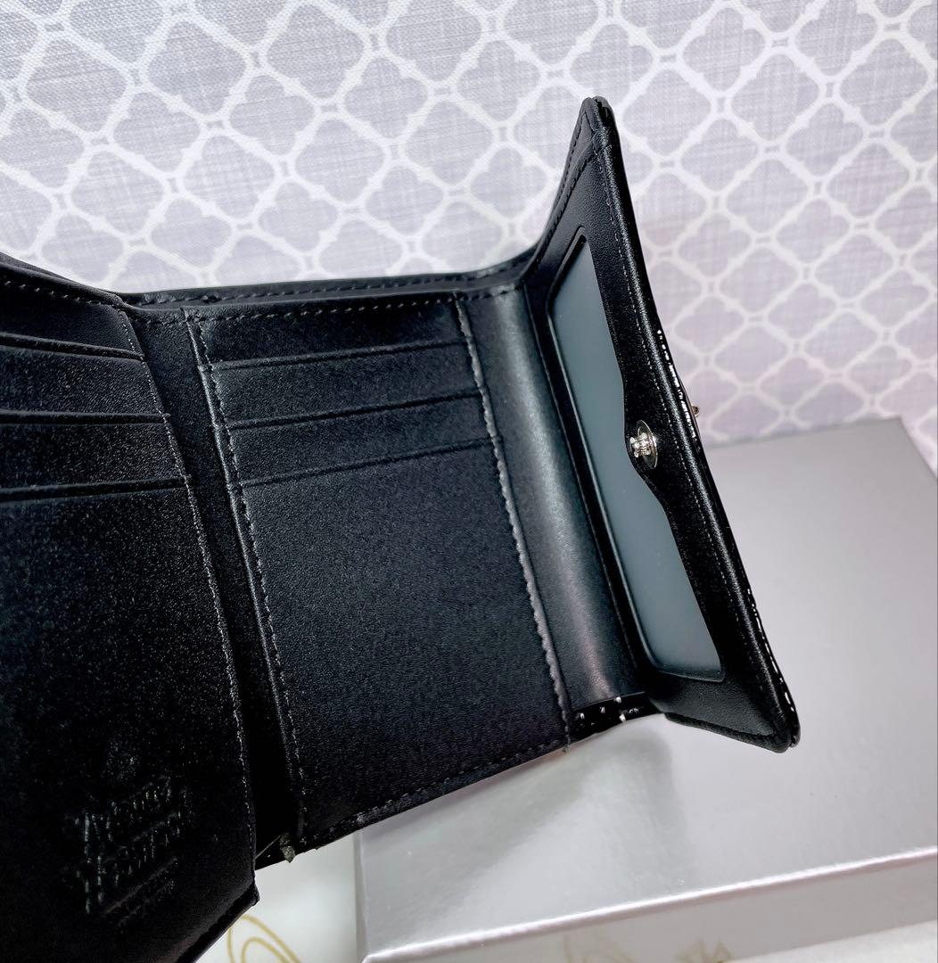 【内側に素敵な柄♡新作】Vivienne Westwood 折財布 黒エナメル