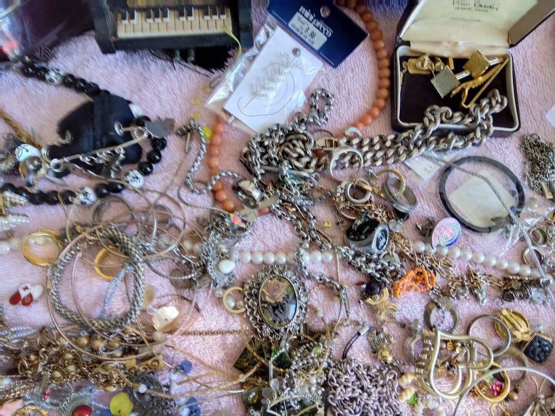 アクセサリー　まとめ売り 約４Kg 以上ジャンク品