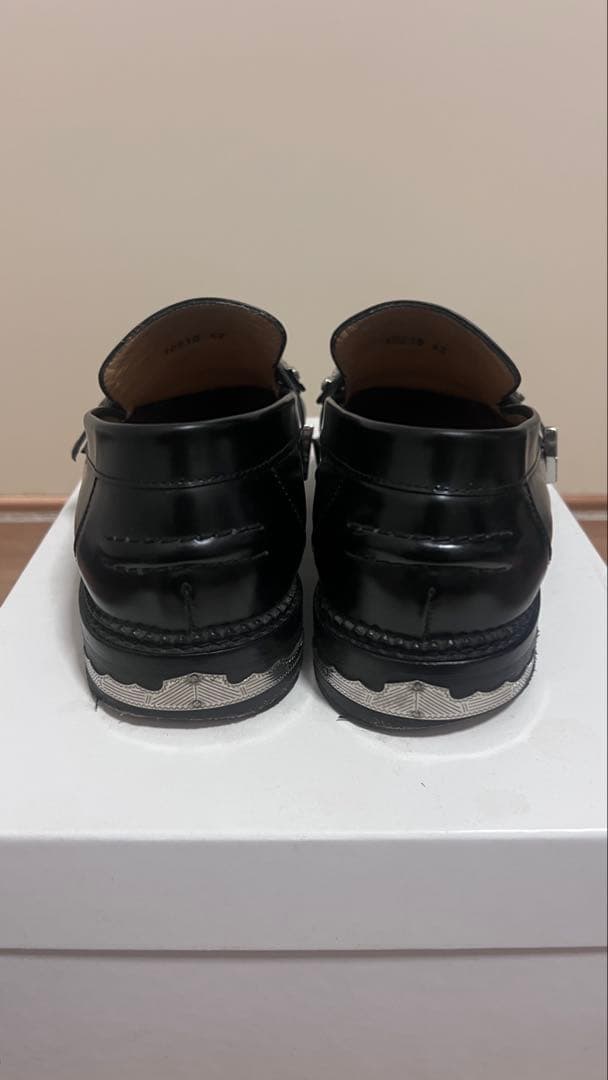 TOGA ブラックメタルローファー