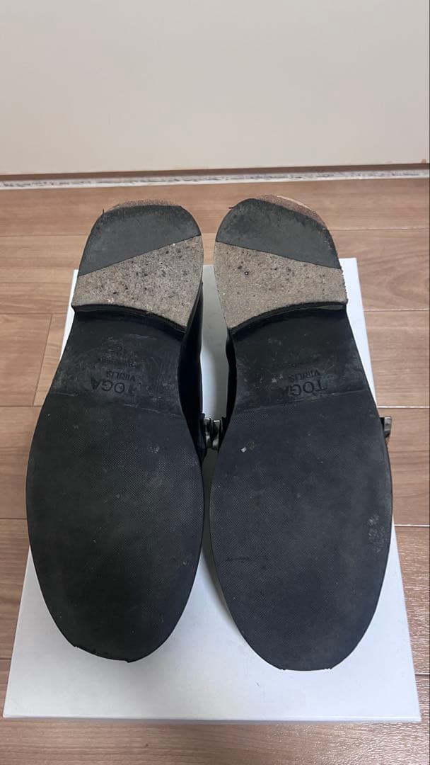 TOGA ブラックメタルローファー