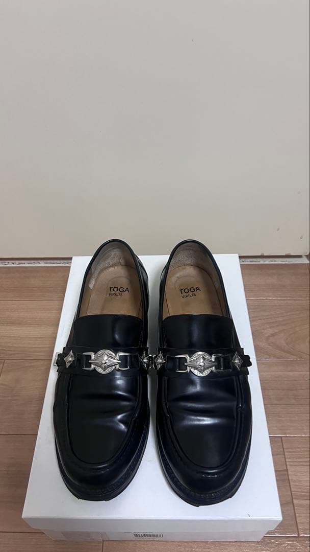 TOGA ブラックメタルローファー