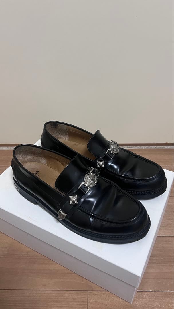 TOGA ブラックメタルローファー