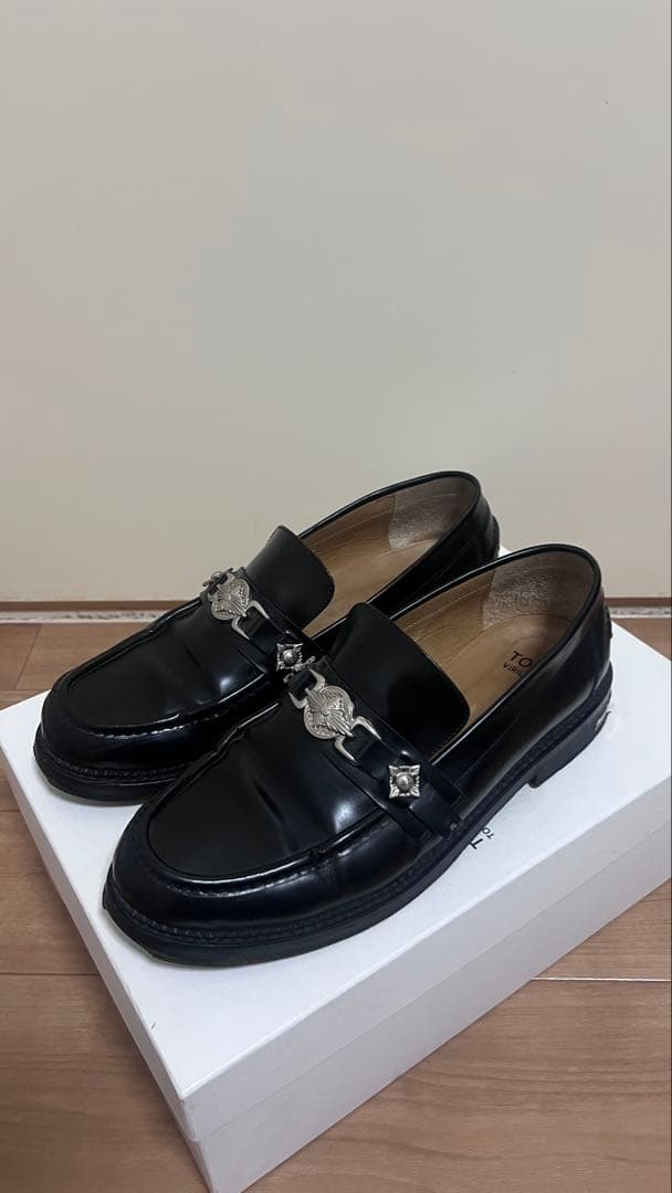 TOGA ブラックメタルローファー