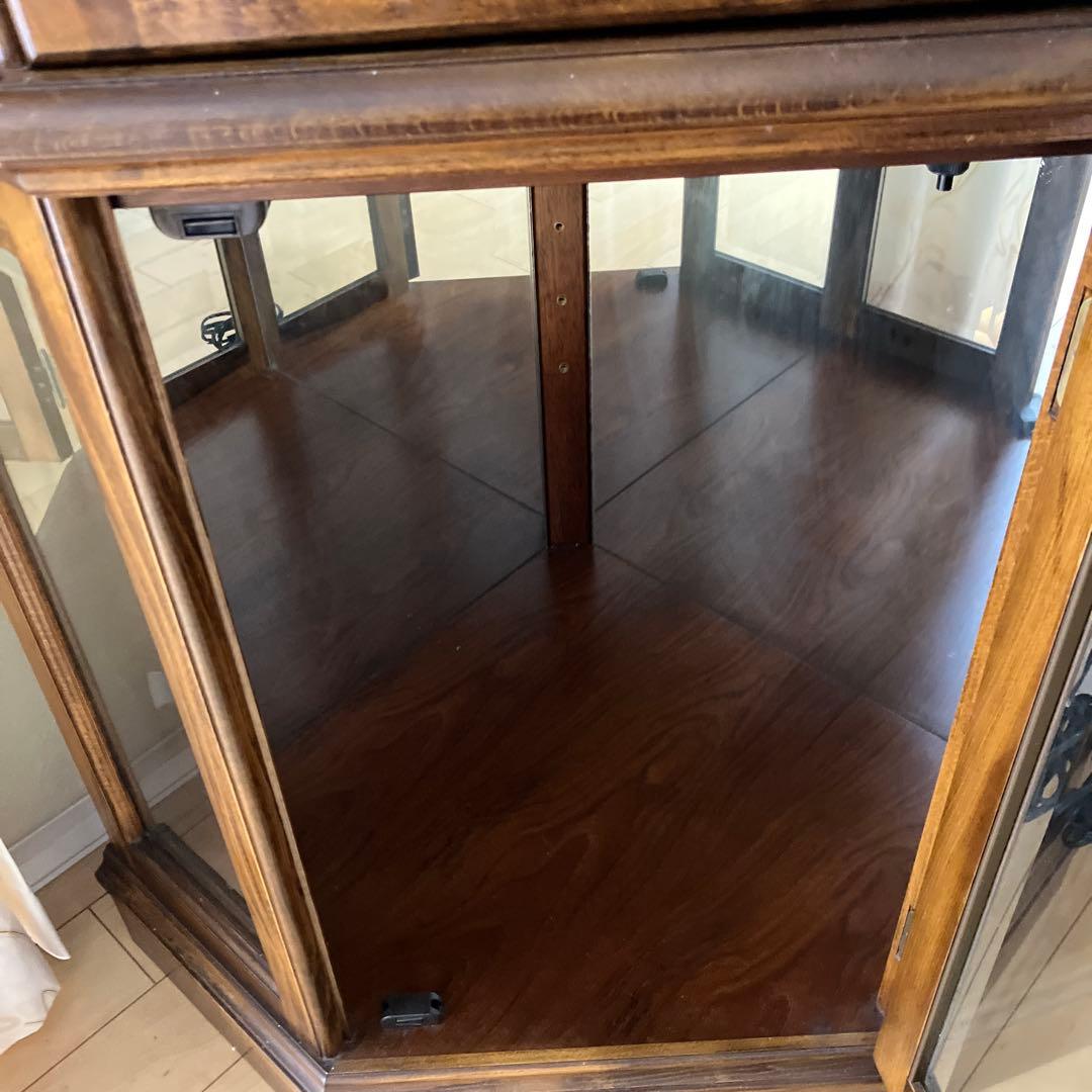 カリモクコロニアル　照明付きキュリオケース コーナーキャビネット