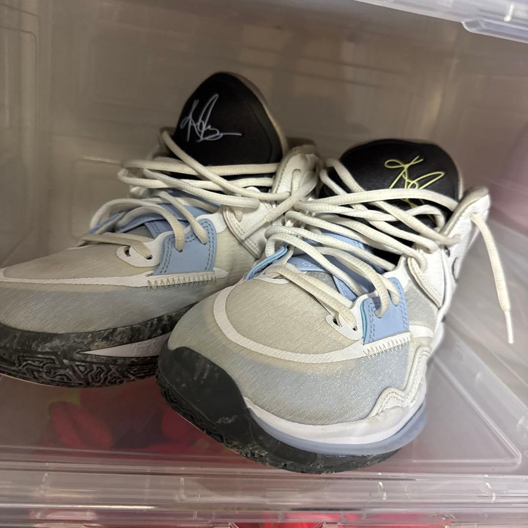 Kyrie 8 バスケットボールシューズ ホワイト/ブルー/グレー