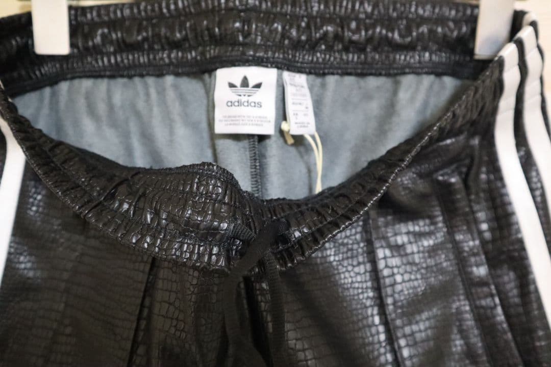 アディダス プレミアム フェイクレザー SST リュクス トラックパンツ