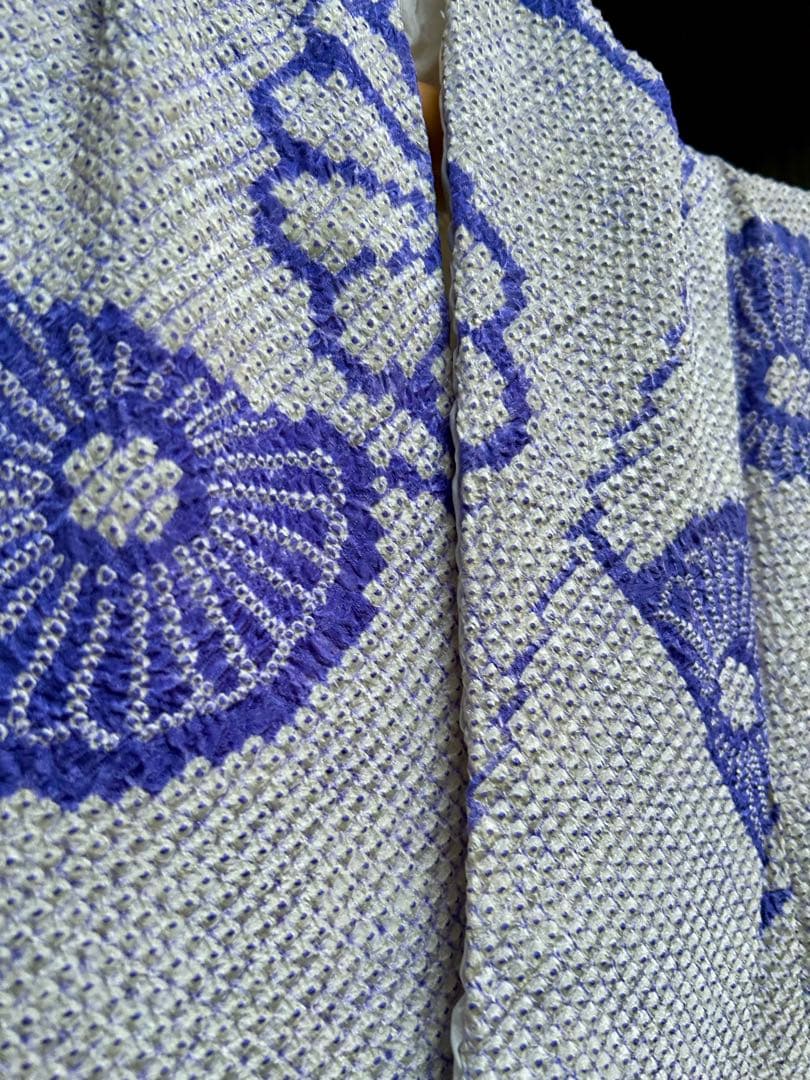 総絞り　振袖 白地に青紫の花柄　小振袖