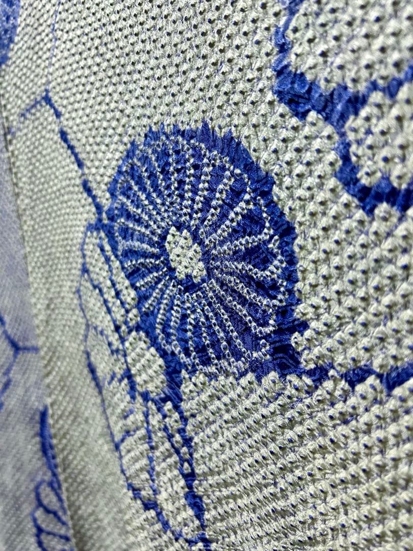 総絞り　振袖 白地に青紫の花柄　小振袖