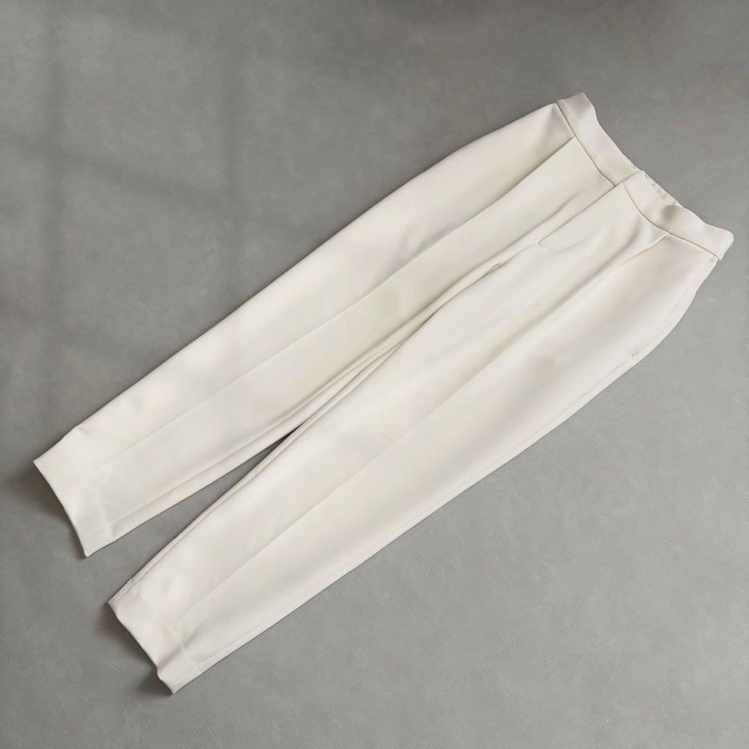 未使用近　ユナイテッドアローズ　SPONGY タック テーパードパンツ