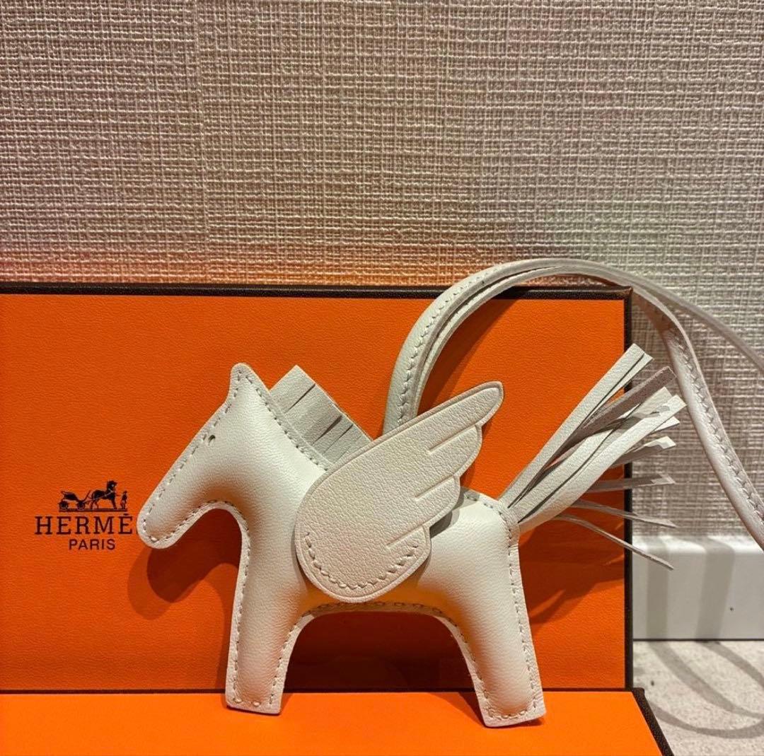 HERMES ペガサス型チャーム ホワイト