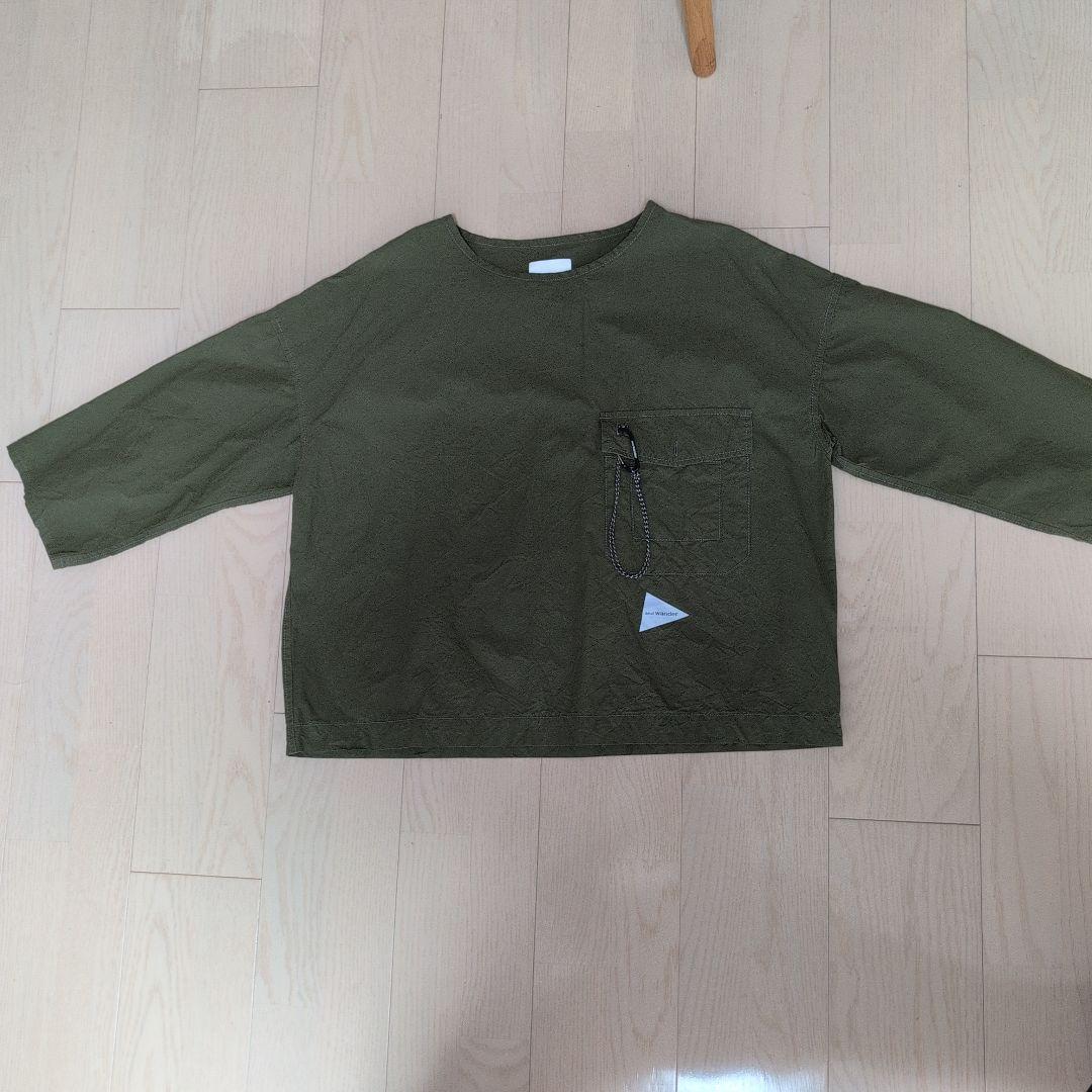 and wander ノーカラージャケット オリーブ