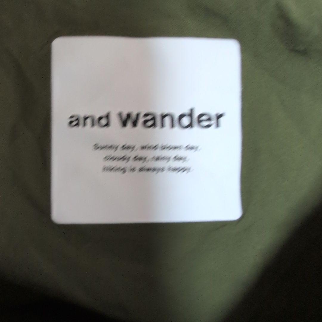 and wander ノーカラージャケット オリーブ