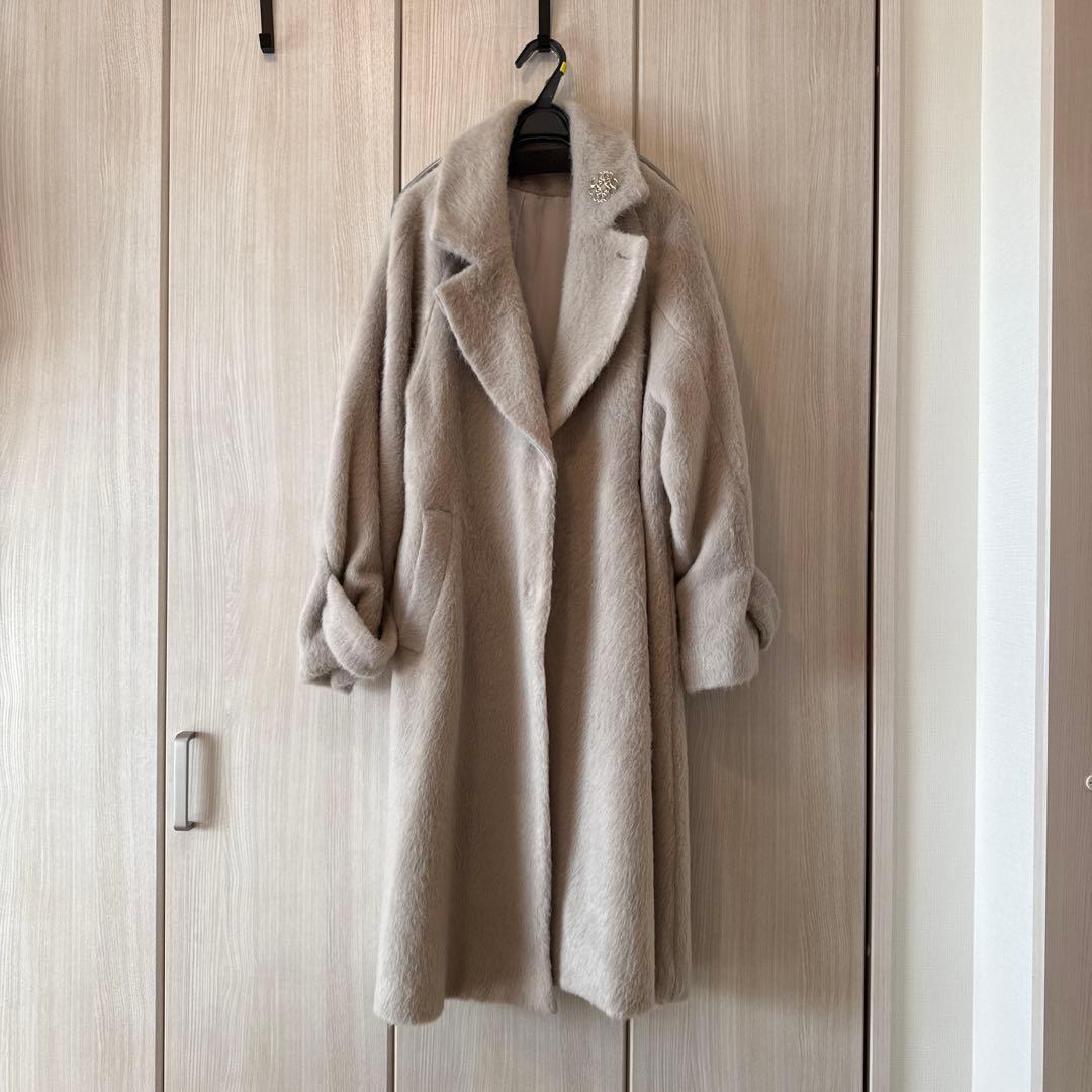 SNIDEL ブローチ付きシャギーロングコート　ライトベージュ