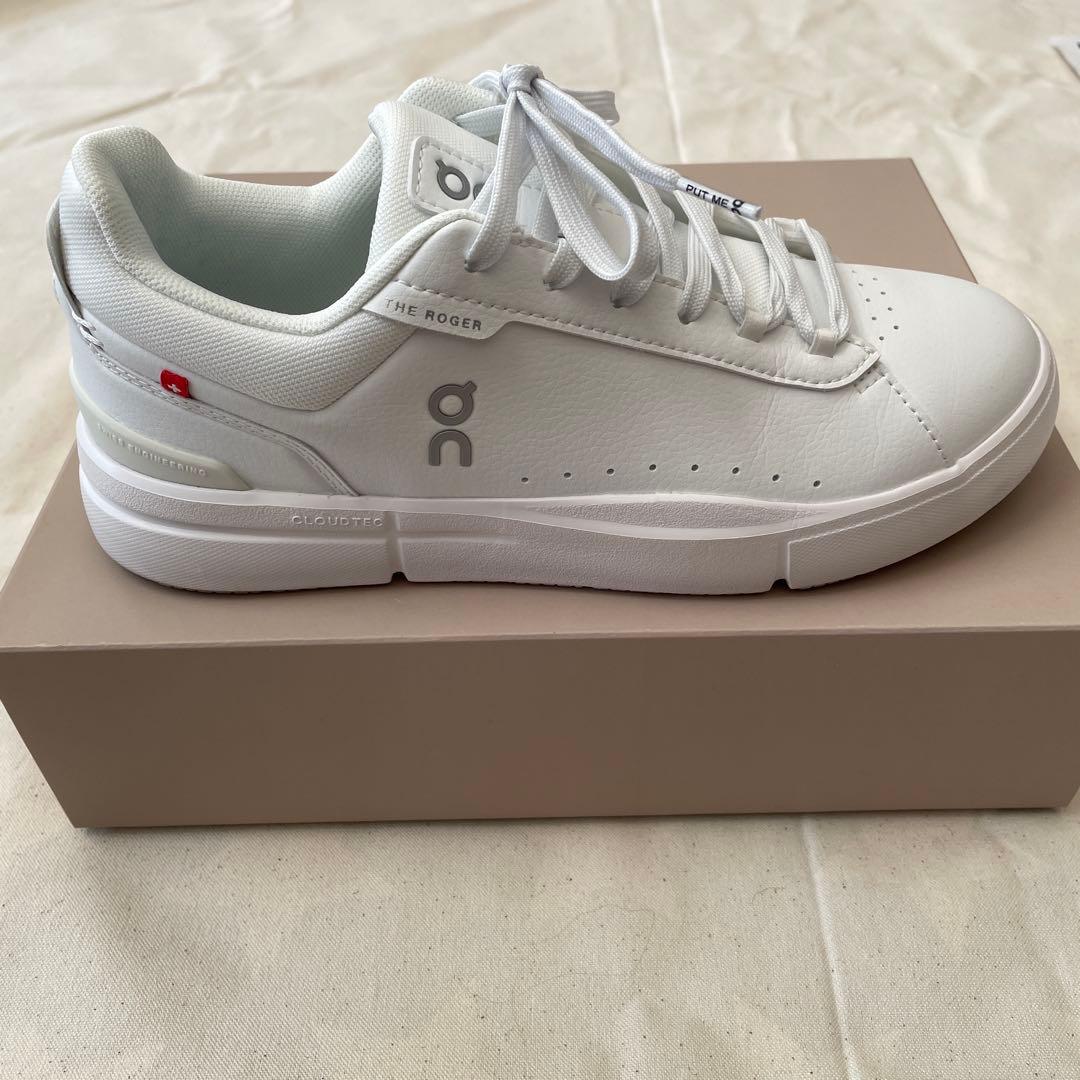 美品　on THE ROGER ホワイトスニーカー