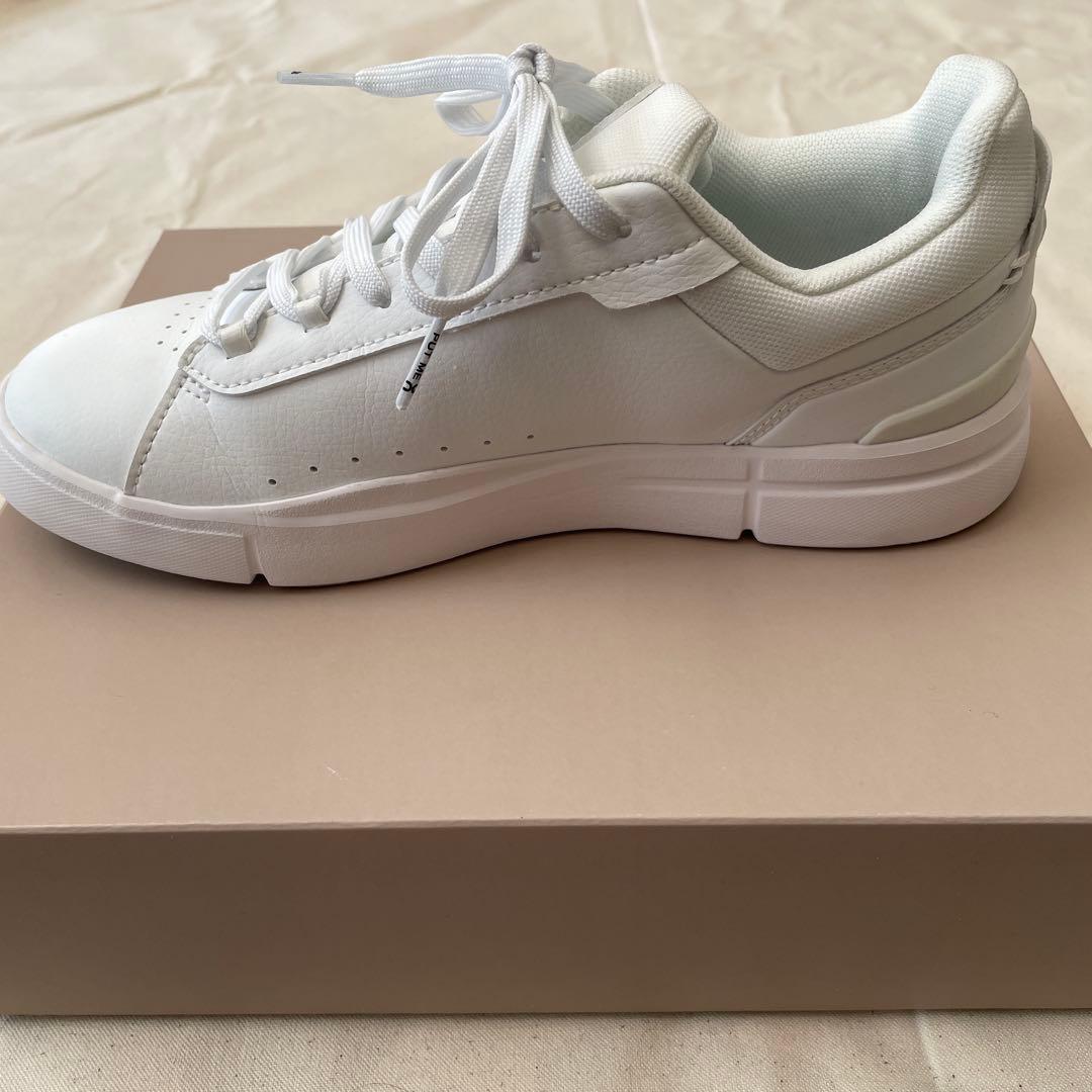 美品　on THE ROGER ホワイトスニーカー