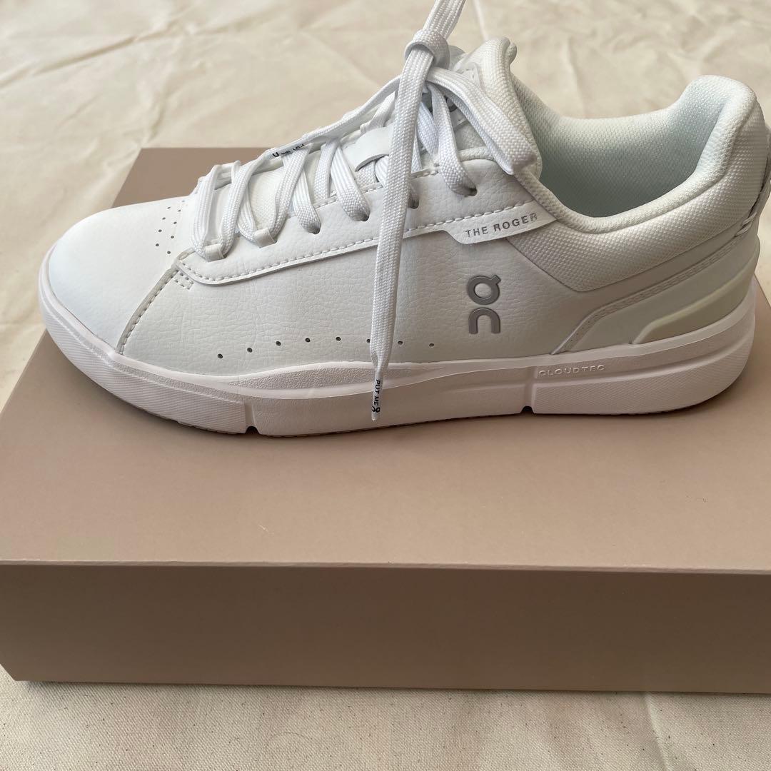 美品　on THE ROGER ホワイトスニーカー
