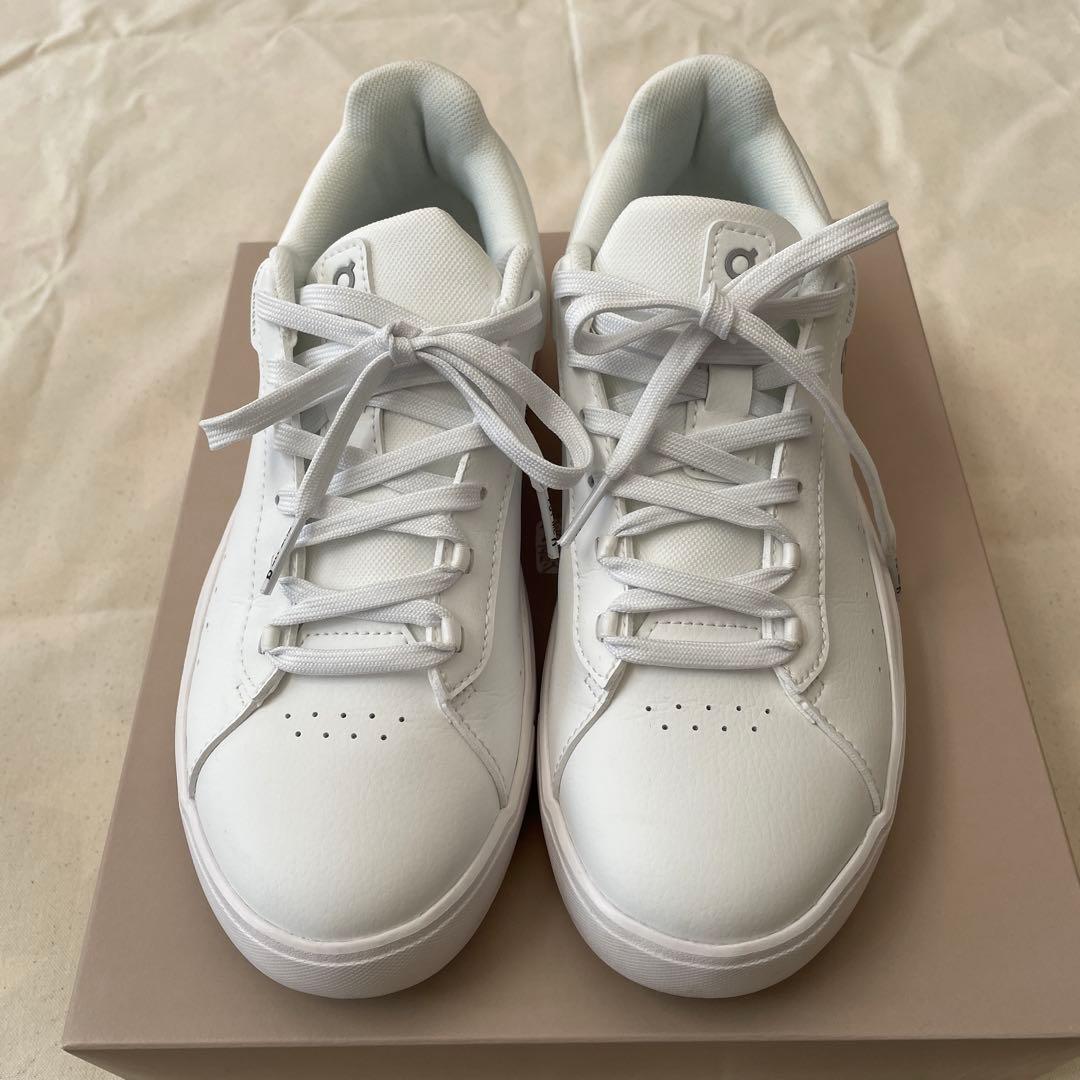 美品　on THE ROGER ホワイトスニーカー
