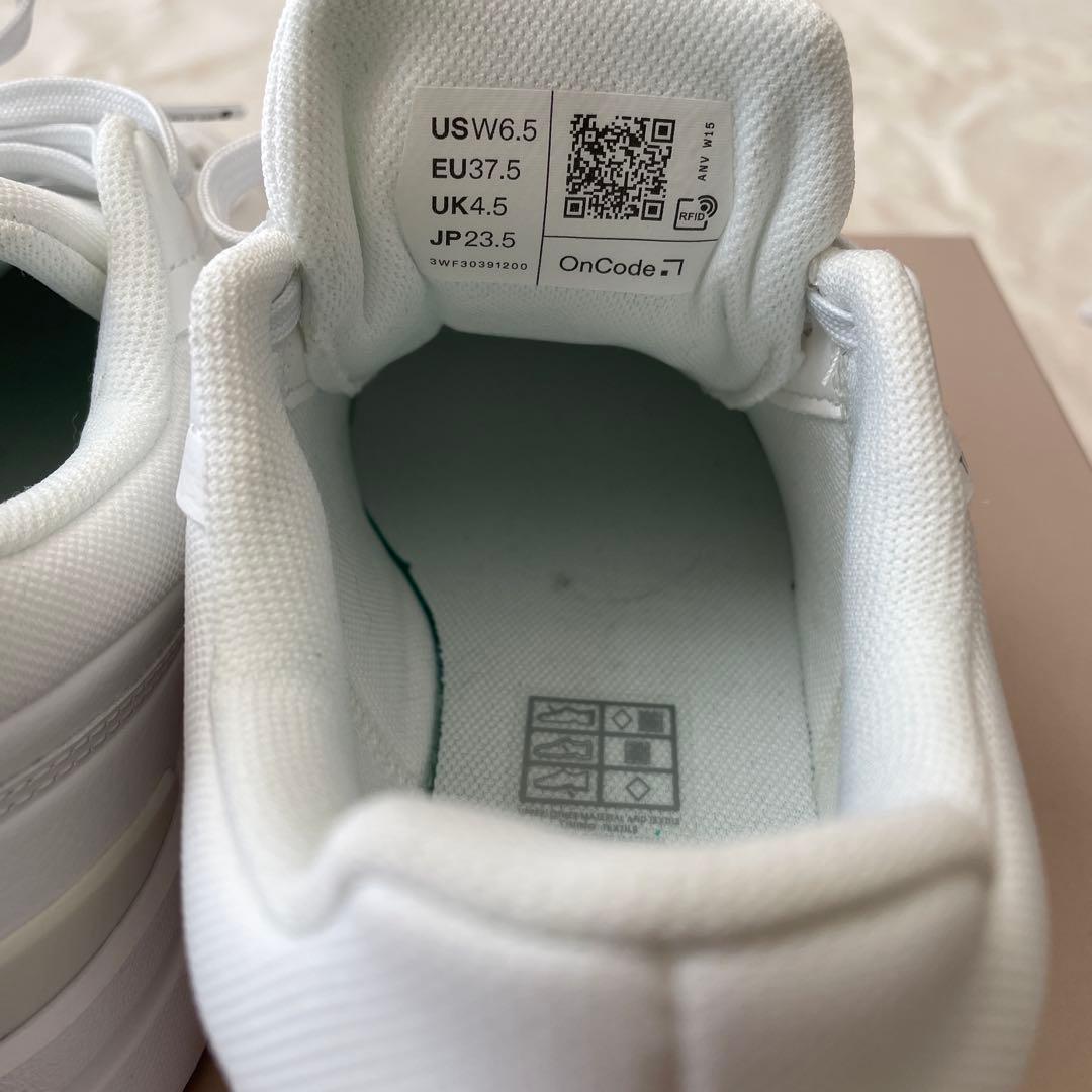美品　on THE ROGER ホワイトスニーカー