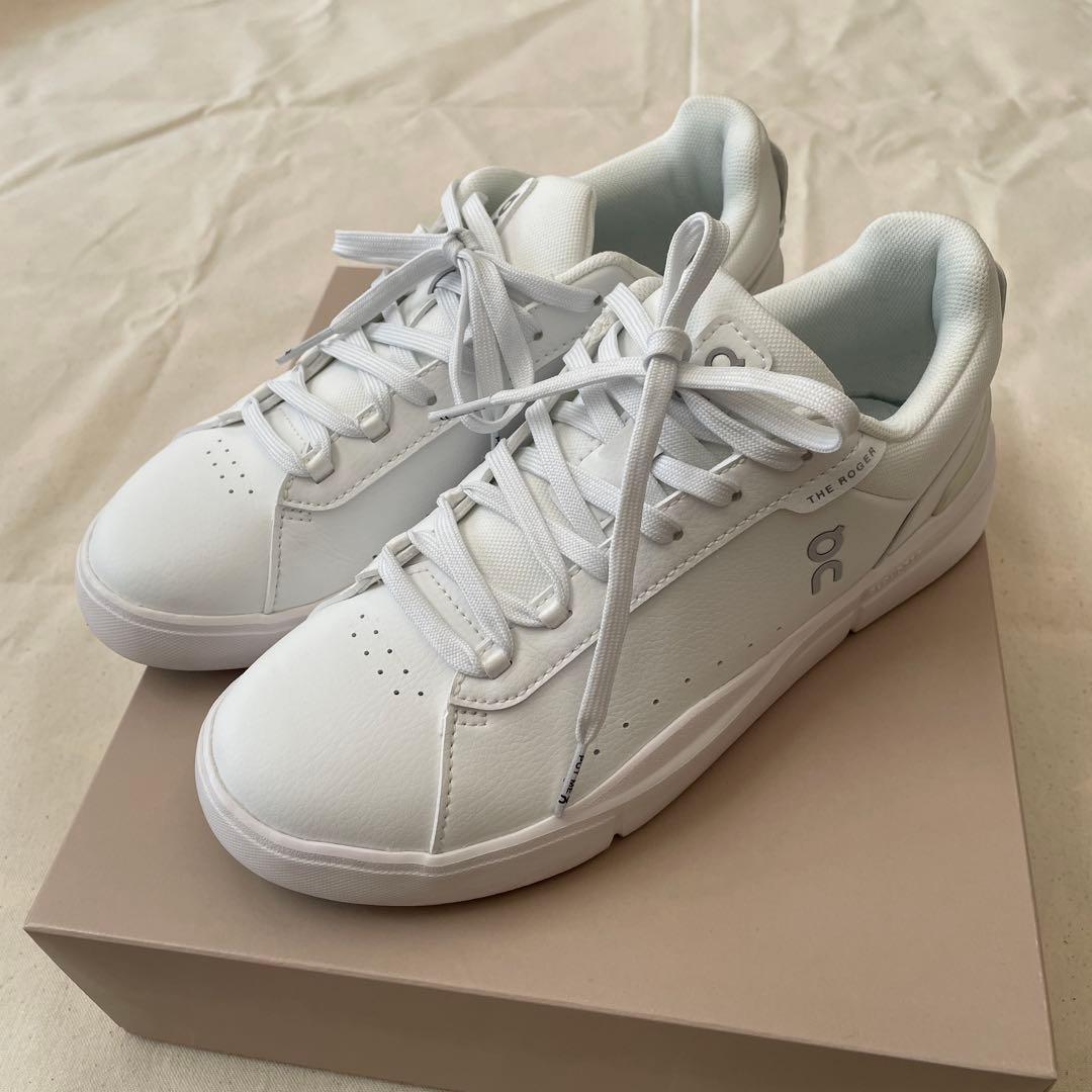 美品　on THE ROGER ホワイトスニーカー