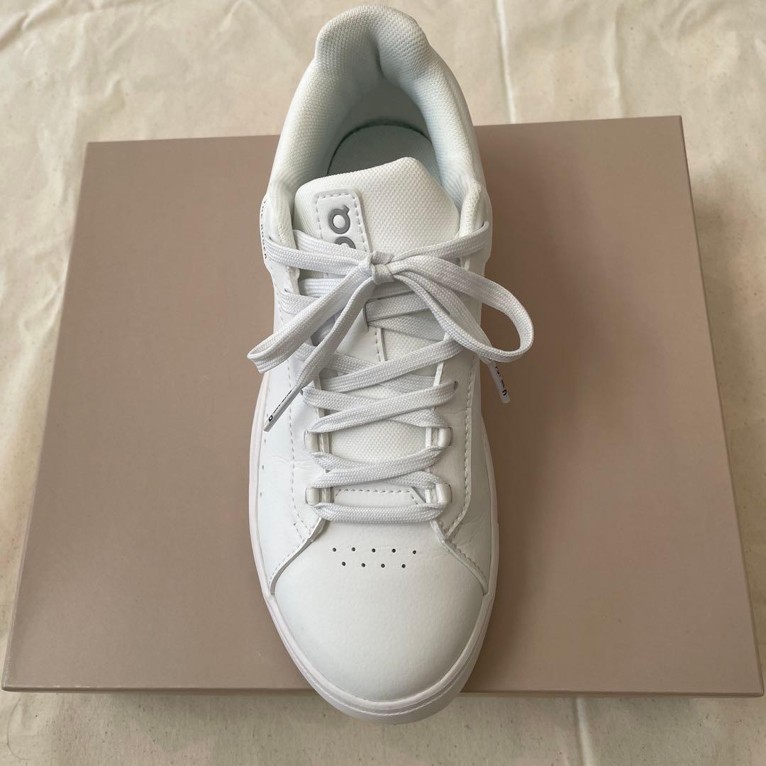 美品　on THE ROGER ホワイトスニーカー