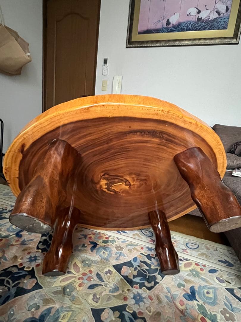 一枚板の高級木製テーブル