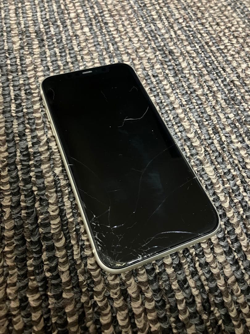 Apple iPhone 11 ホワイト 64GB ひび割れあり