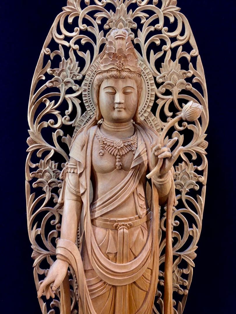 井波彫刻　聖観音菩薩立像　蓮の花の台座付き　大型　高さ約65cm