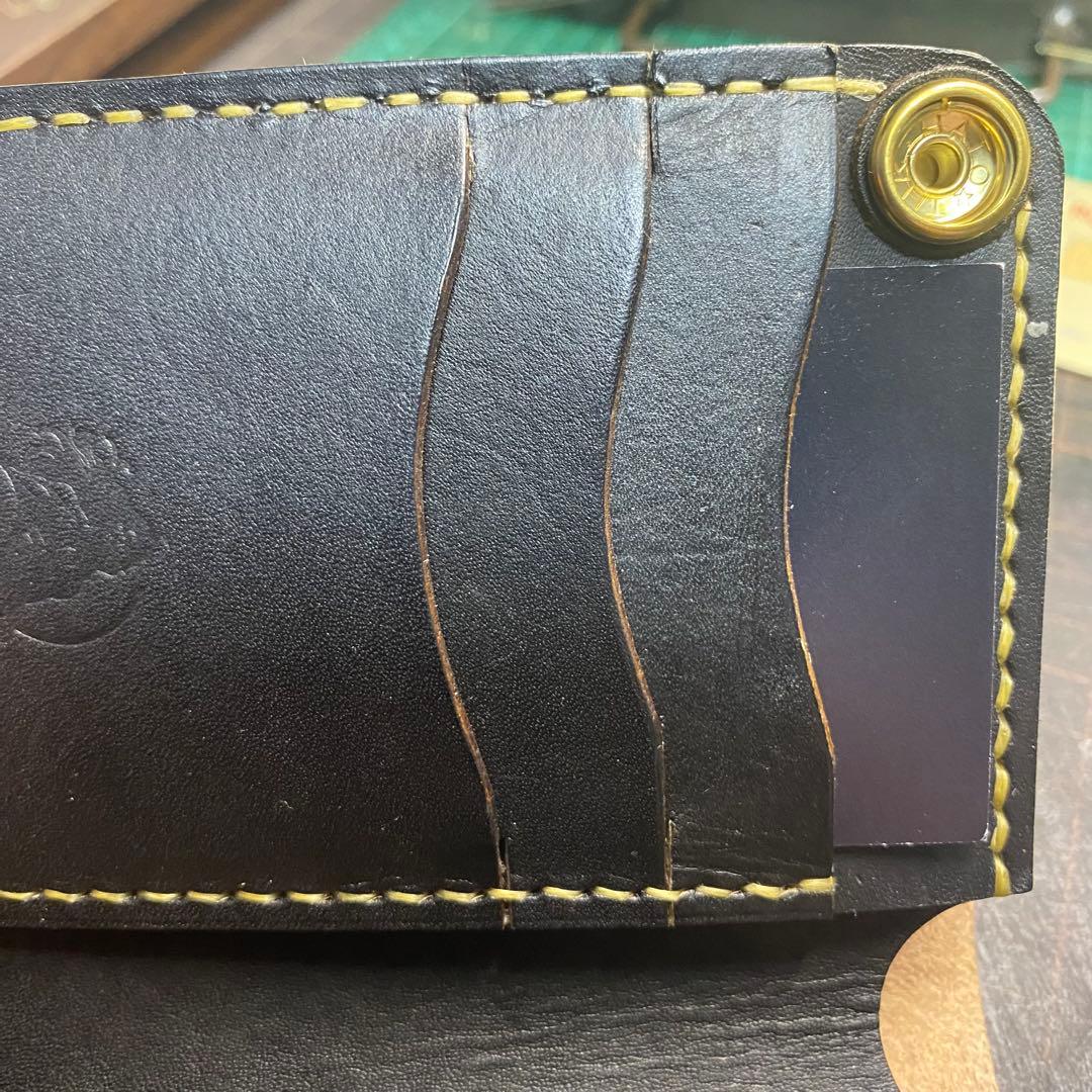 お札折らずに収納できる無骨な手染めミドルトラッカーウォレット BTW0609