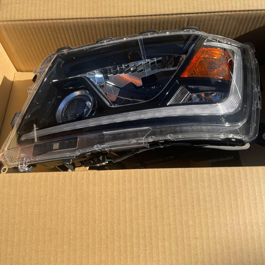 日野自動車プロフィア左F rヘッドライト LED クリア