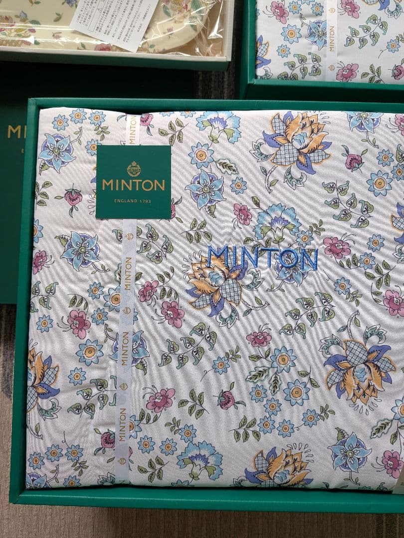 MINTON　肌掛け布団140cm x 190cm　2枚　＆　トレーおまけ