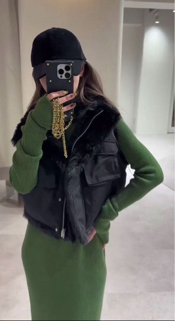 グラムリップス　新品未使用　リバーシブルショートベスト　ブラック