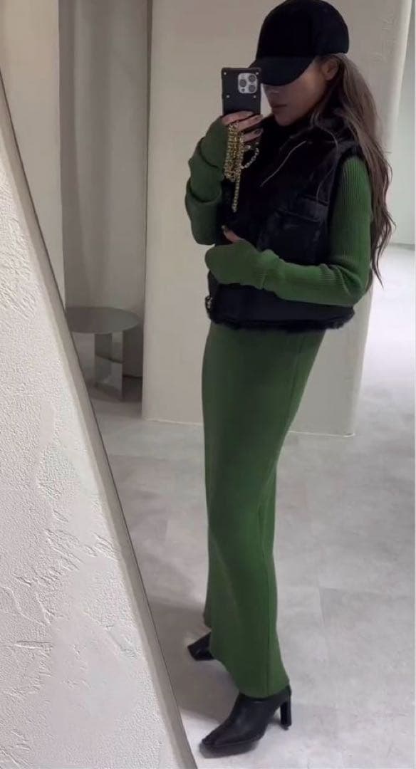 グラムリップス　新品未使用　リバーシブルショートベスト　ブラック