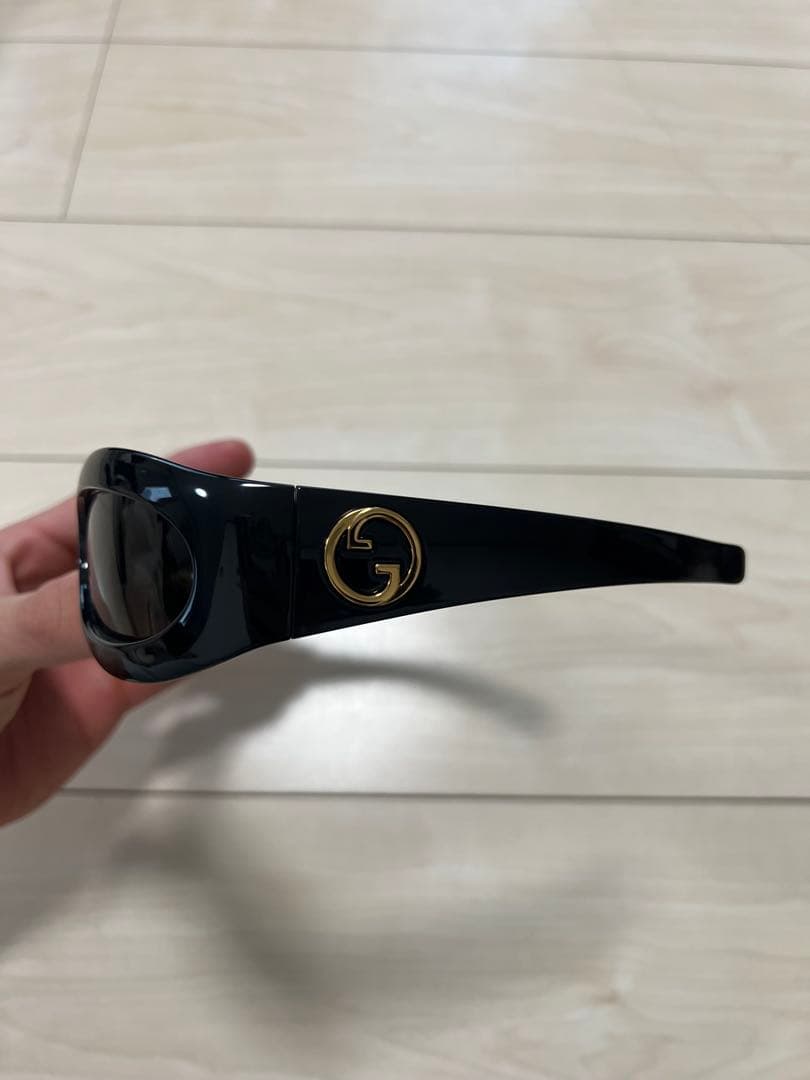 Gucciブラックオーバルサングラス