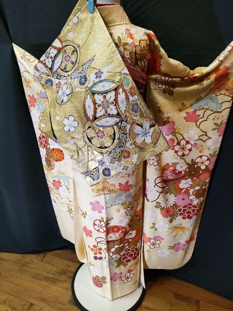 【特価】本振袖　人気色　地紋入　古典柄