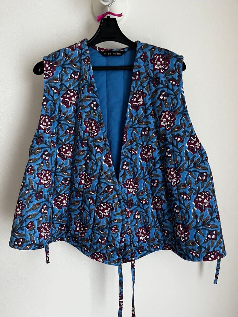 値下げ12/25まで、ミズイロインドキルティングベスト、未使用、大人かわいい