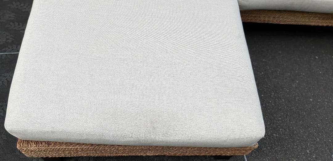 ②【写真左側】KAJA FARGO/オミソファ 3人がけ