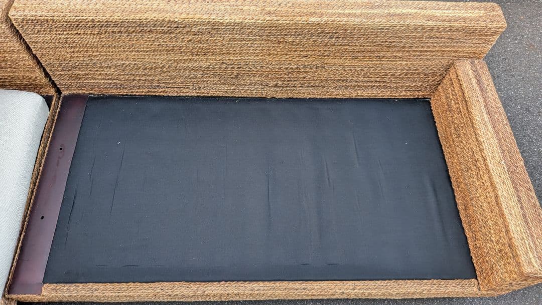 ②【写真左側】KAJA FARGO/オミソファ 3人がけ