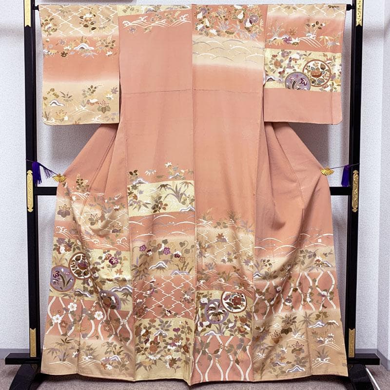 601mh90☆作家物 訪問着 ややふくよか 金彩 横段暈しに草花 落款☆美品