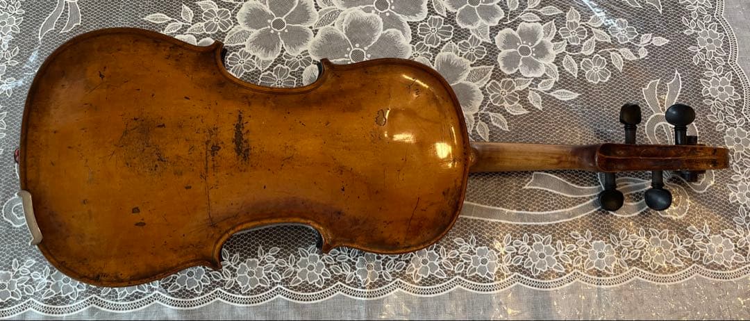 少なくとも100年以上前のオールドバイオリン