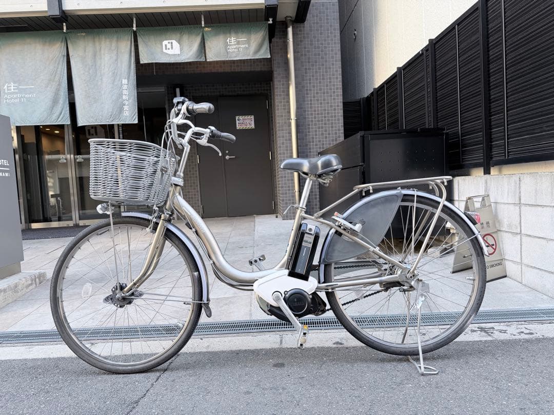 大阪府　ブリヂストン　電動アシスト自転車 シルバー 前カゴ付き