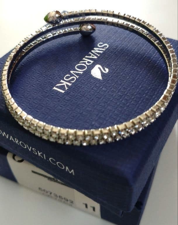 スワロフスキー　twisty バングル　クリスタル