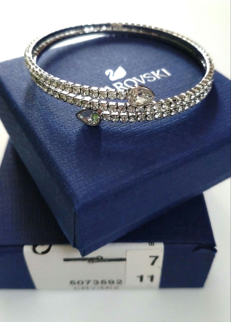 スワロフスキー　twisty バングル　クリスタル